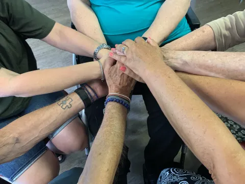 In verbinding met de handen