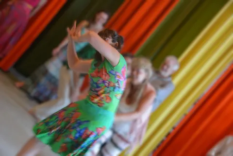 samen dansen in een creatief treintje in het muziekatelier