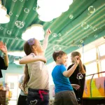 Familiedans is dansen (Biodanza) met ouders en kinderen, opa’s en oma’s met kleinkinderen in de leeftijd van 2 tot 12 jaar. Tijdens deze workshop beleven jong en oud samen allerlei dansavonturen. Het brengt je plezier, vitaliteit en creativiteit in verbinding met elkaar.in verbinding met elkaar