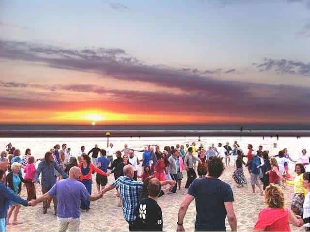 Biodanza op het zuiderstrand van Wijk aan Zee